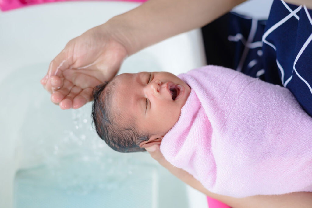 Le bain, le change et les soins spécifiques d’un nouveau-né